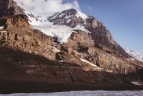 Belas montanhas cobertas de neve em um dia ensolarado, parque nacional banff — Fotografia de Stock