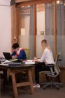 Женщины-руководители, работающие за столом в офисе — стоковое фото