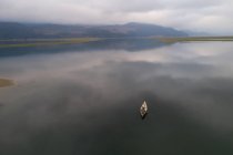 Turista masculino viajando en canoa en un lago - foto de stock