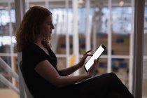 Женщина графический дизайнер с помощью цифрового планшета в офисе — стоковое фото