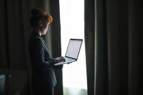 Бізнес-леді, використовуючи ноутбук в готельному номері — стокове фото