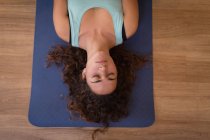 Mujer joven meditando en el gimnasio - foto de stock