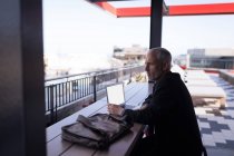 Бизнесмен, использующий ноутбук в помещениях отеля — стоковое фото