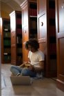 Молодой человек читает книгу в библиотеке — стоковое фото