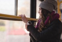 Молода жінка дивиться крізь вікно під час подорожі в поїзді — стокове фото
