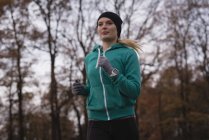 Young woman jogging in the park — Stock Photo