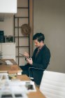 Мужчина руководитель с помощью цифрового планшета в офисе — стоковое фото