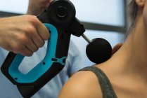 Физиотерапевт делает массаж женщине в клинике — стоковое фото