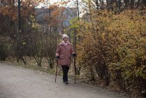 Mulher idosa ativa andando ao ar livre — Fotografia de Stock