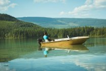 Чоловік подорожує на моторному човні в озері — стокове фото