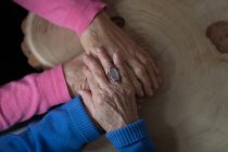 Nahaufnahme einer Seniorin, die ihren älteren Freund zu Hause tröstet — Stockfoto