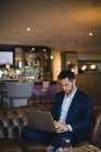 Uomo d'affari che utilizza il computer portatile in hotel — Foto stock