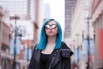 Donna elegante in occhiali da sole in strada di città — Foto stock