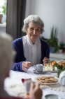 Gli amici anziani che interagiscono si stregano mentre fanno colazione a casa — Foto stock