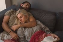 Paar schläft zu Hause im Wohnzimmer — Stockfoto