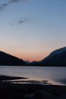 Hermosas montañas durante el amanecer, parque nacional Banff - foto de stock