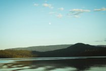 Прекрасный вид на озеро в солнечный день — стоковое фото