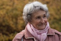 Активна старша жінка в теплому одязі на відкритому повітрі — стокове фото
