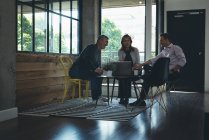 Geschäftskollegen diskutieren über Laptop im Büro — Stockfoto