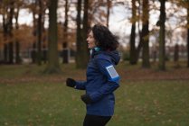 Giovane donna che fa jogging nel parco — Foto stock