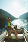 Homme voyageant sur un bateau à moteur dans un lac — Photo de stock