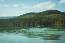 Чоловік подорожує на моторному човні в озері — стокове фото