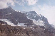 Hermosas montañas cubiertas de nieve en un día soleado, parque nacional Banff - foto de stock