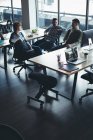 Geschäftskollegen interagieren bei einem Meeting im Büro miteinander — Stockfoto