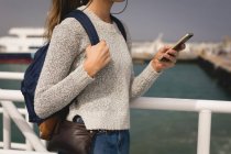 Frau benutzt Handy auf Kreuzfahrtschiff — Stockfoto