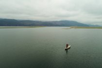 Мужской турист, путешествующий на каноэ на озере — стоковое фото