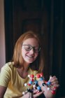 Glückliches Mädchen experimentiert zu Hause mit Molekülen — Stockfoto