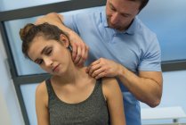Фізіотерапевт дає масаж жінці в клініці — стокове фото