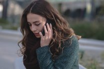 Молода жінка говорить на мобільному телефоні — стокове фото