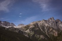 Schöne Bergketten an einem sonnigen Tag — Stockfoto