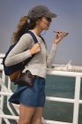 Красива жінка розмовляє на мобільному телефоні — стокове фото