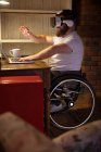 Behinderter Mann in Virtual-Reality-Headset mit Laptop zu Hause — Stockfoto