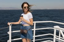 Красива жінка з кавою на круїзному кораблі — стокове фото