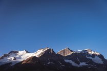Belle montagne enneigée par une journée ensoleillée, parc national Banff — Photo de stock