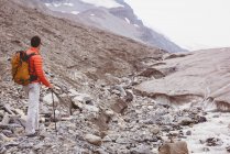 Wandersmann steht mit Rucksack an einem sonnigen Tag — Stockfoto