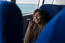 Красива жінка розмовляє на мобільному телефоні в круїзному кораблі — стокове фото