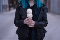 Mittelteil einer stilvollen Frau, die ein Eis hält — Stockfoto