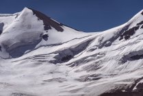 Montanha coberta de neve em um dia ensolarado, parque nacional banff — Fotografia de Stock
