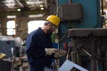 Techniker in Schutzkleidung Schneiden von Metall in der Industrie — Stockfoto