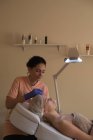 Предоставление косметических процедур клиентке в нашей клинике — стоковое фото