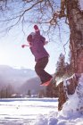Ragazza spensierata che gioca nella neve durante l'inverno — Foto stock