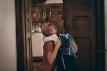 Mutter und Tochter umarmen sich zu Hause — Stockfoto