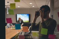 Бізнесмен використовує гарнітуру віртуальної реальності в кімнаті для переговорів в офісі — стокове фото