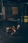 Fit mulher exercitando com kettlebell no ginásio — Fotografia de Stock