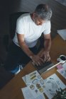 Empresário trabalhando em laptop na mesa no escritório — Fotografia de Stock