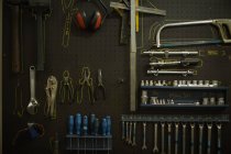Gros plan sur divers outils dans le garage — Photo de stock
